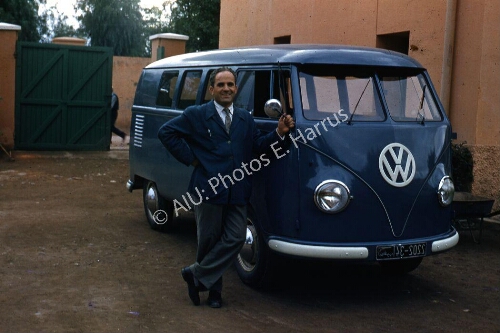 Elias Harrus devant un combi Volkswagen